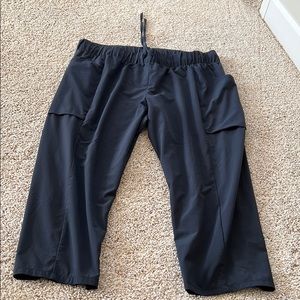 All in motion black capri pants